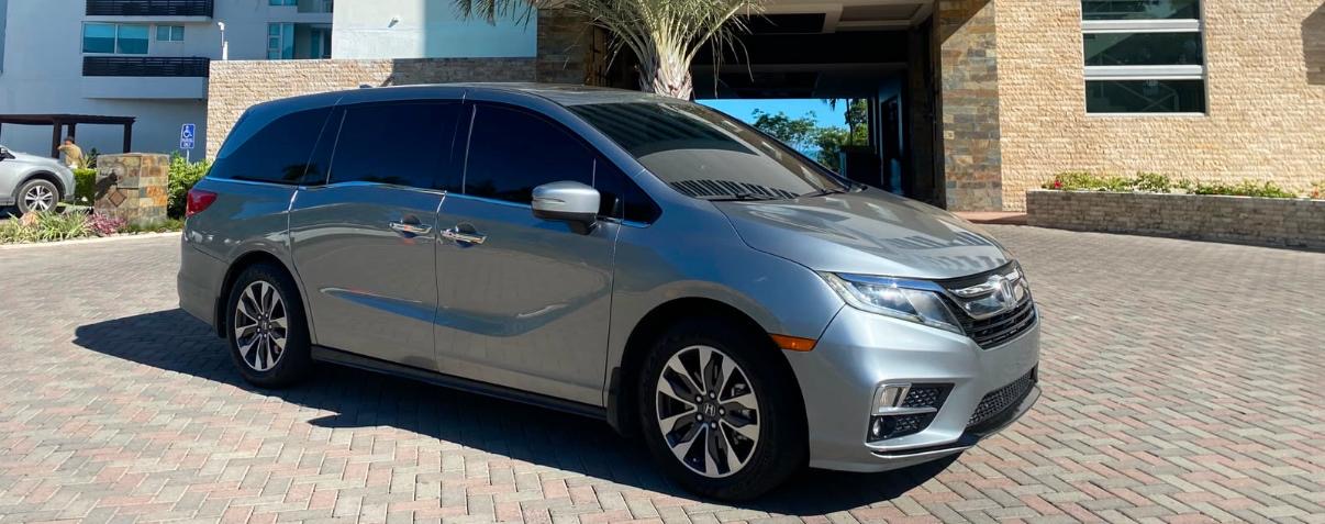 Honda Odyssey plateada de la flota TMP