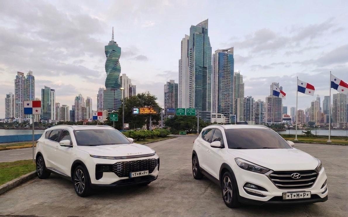 Dos SUV blancas de TMP frente al skyline de Ciudad de Panamá